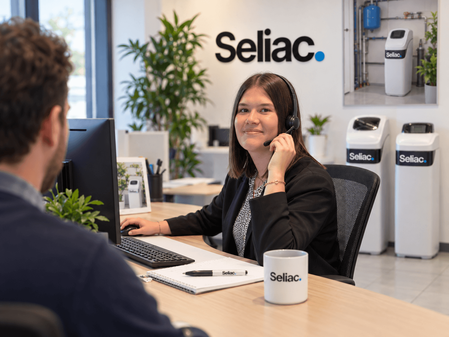 Conseillère Seliac avec un casque au bureau d’accueil